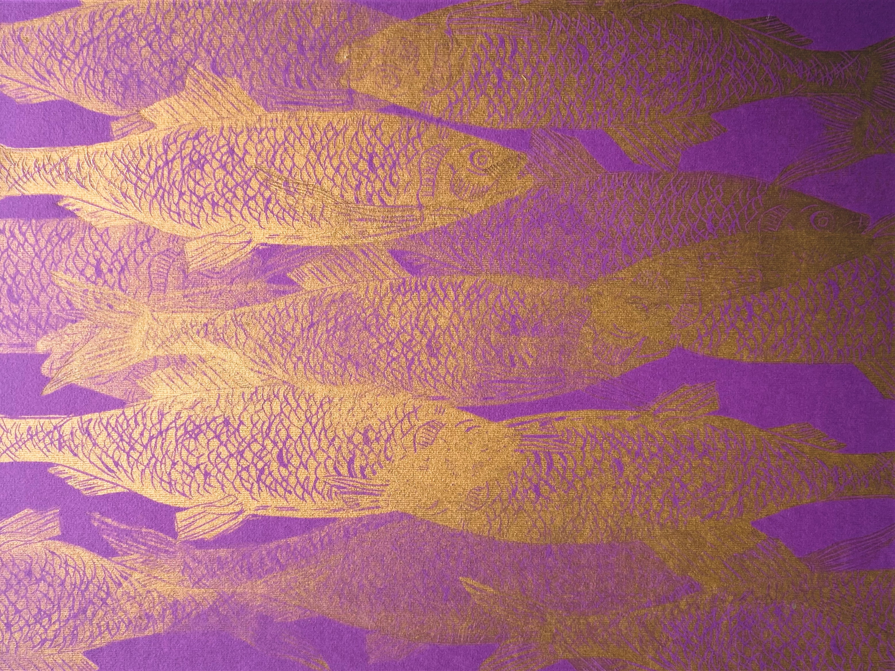 Obraz przedstawia ławicę złotych ryb na fioletowym tle